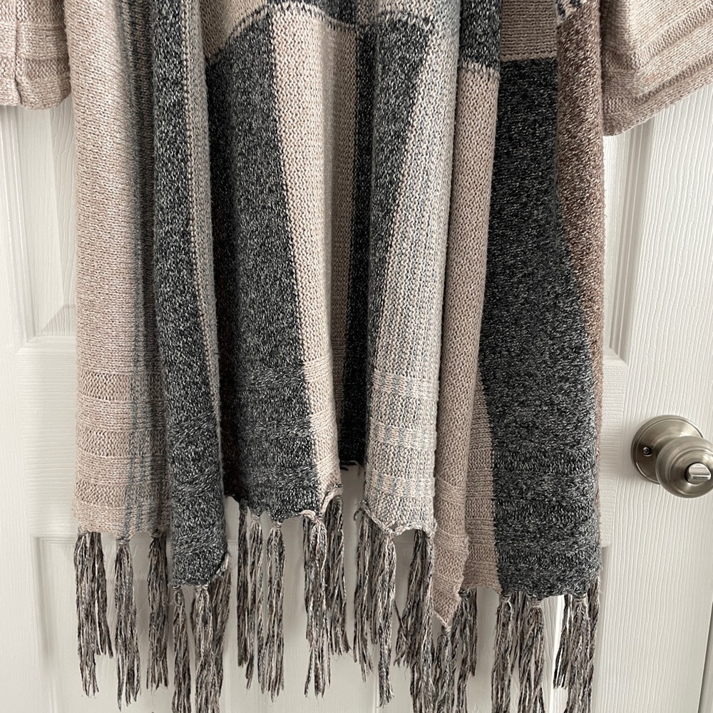 Love Riche Gray and Cream Fringe Poncho - Picture 6 of 12